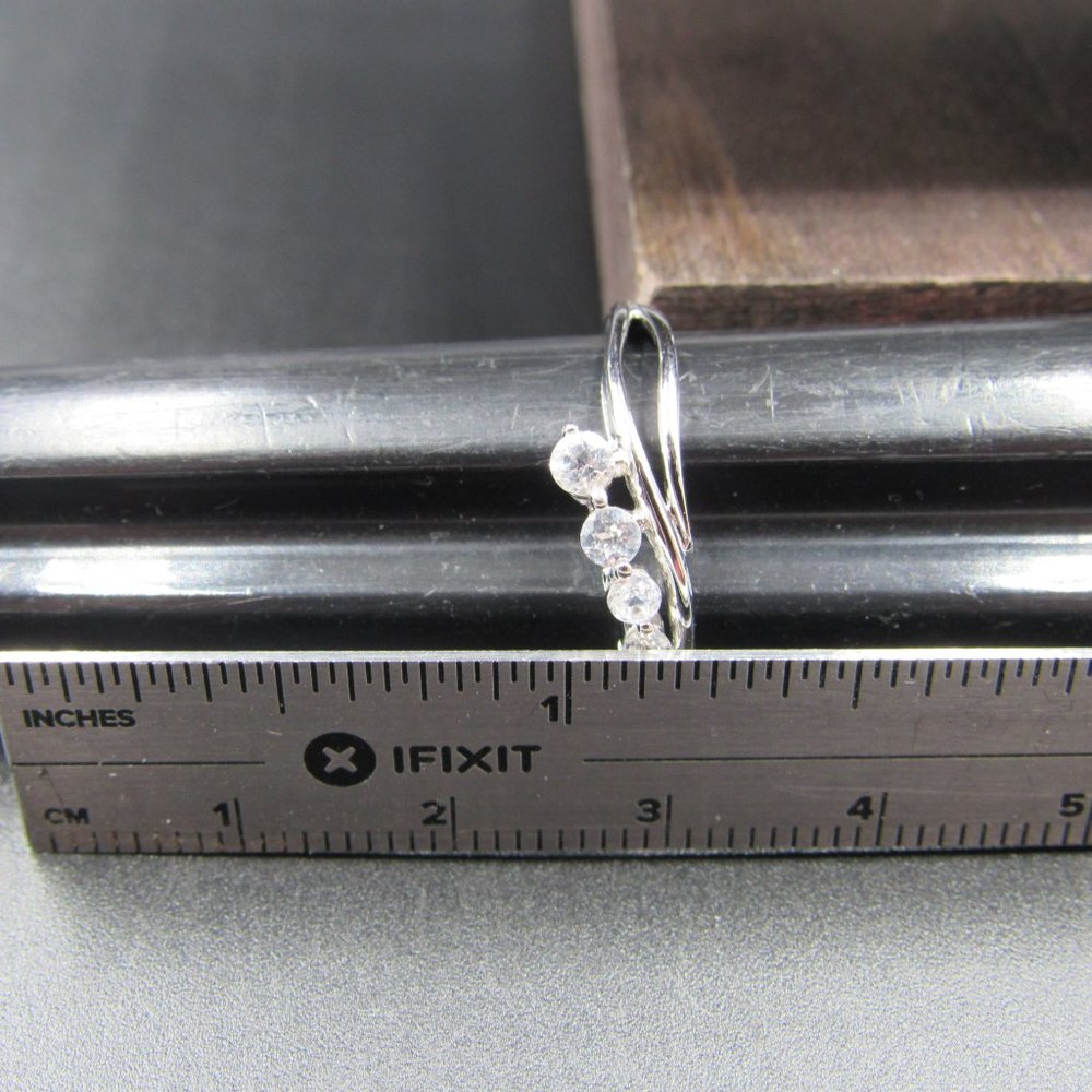 Size 6.5 10K White Gold Clear Topaz Journey Ring - Picture 5 of 6